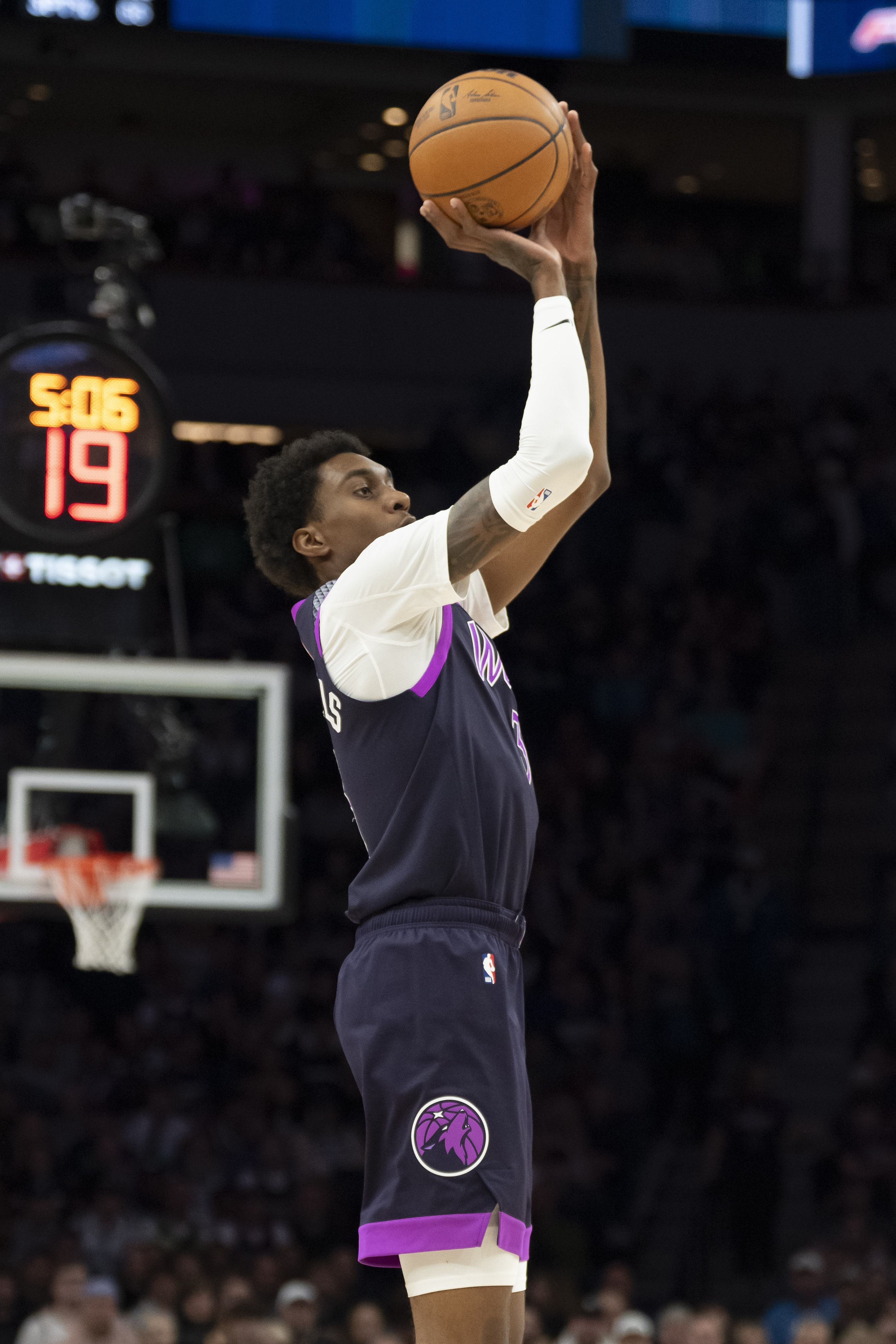 今天相当准！麦克丹尼尔斯半场6中6得17分 三分4中4&amp;上演空接暴扣